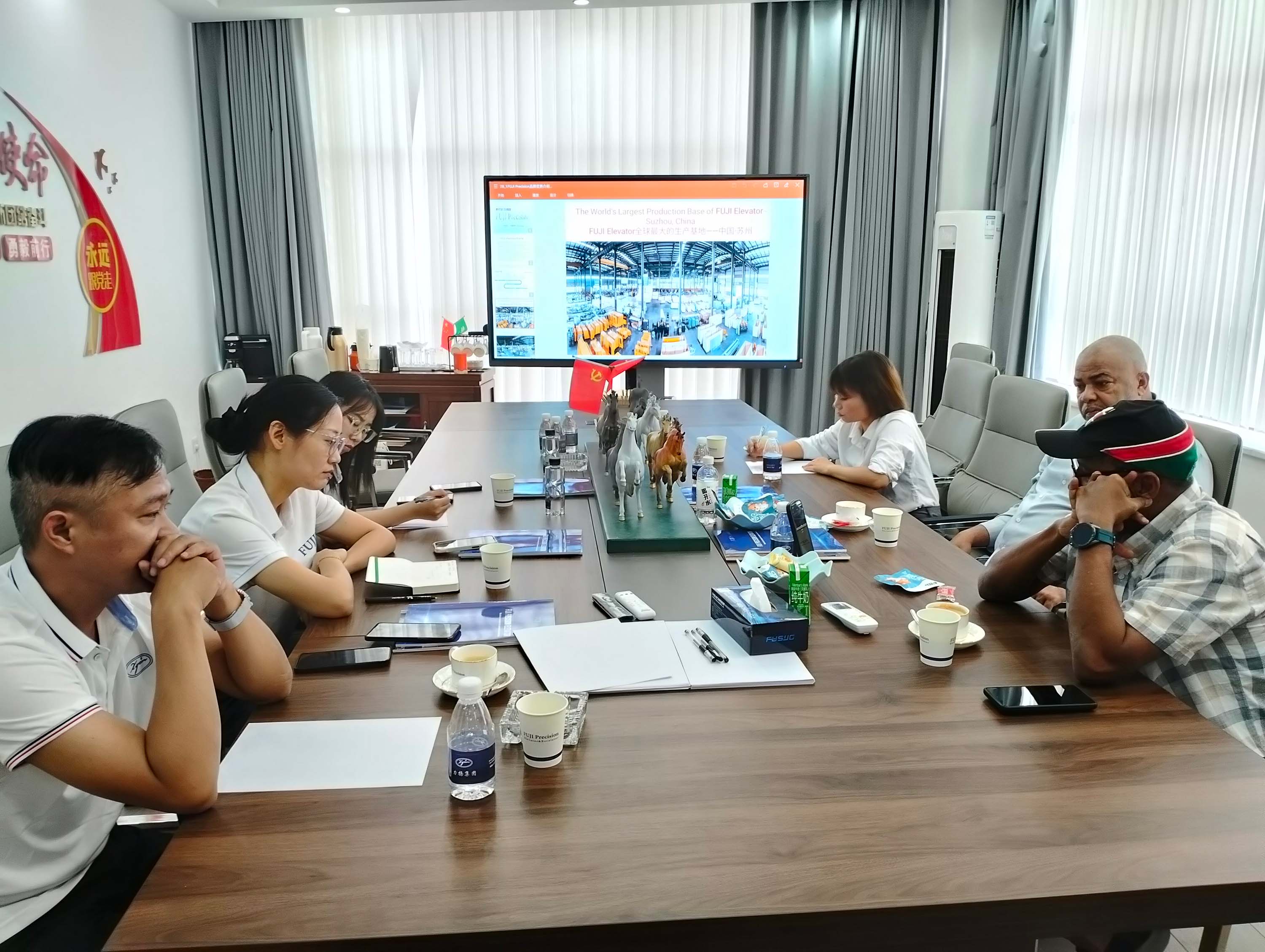 Visita de un cliente a FUJI Precision | Descubra la fábrica de ascensores líder en China