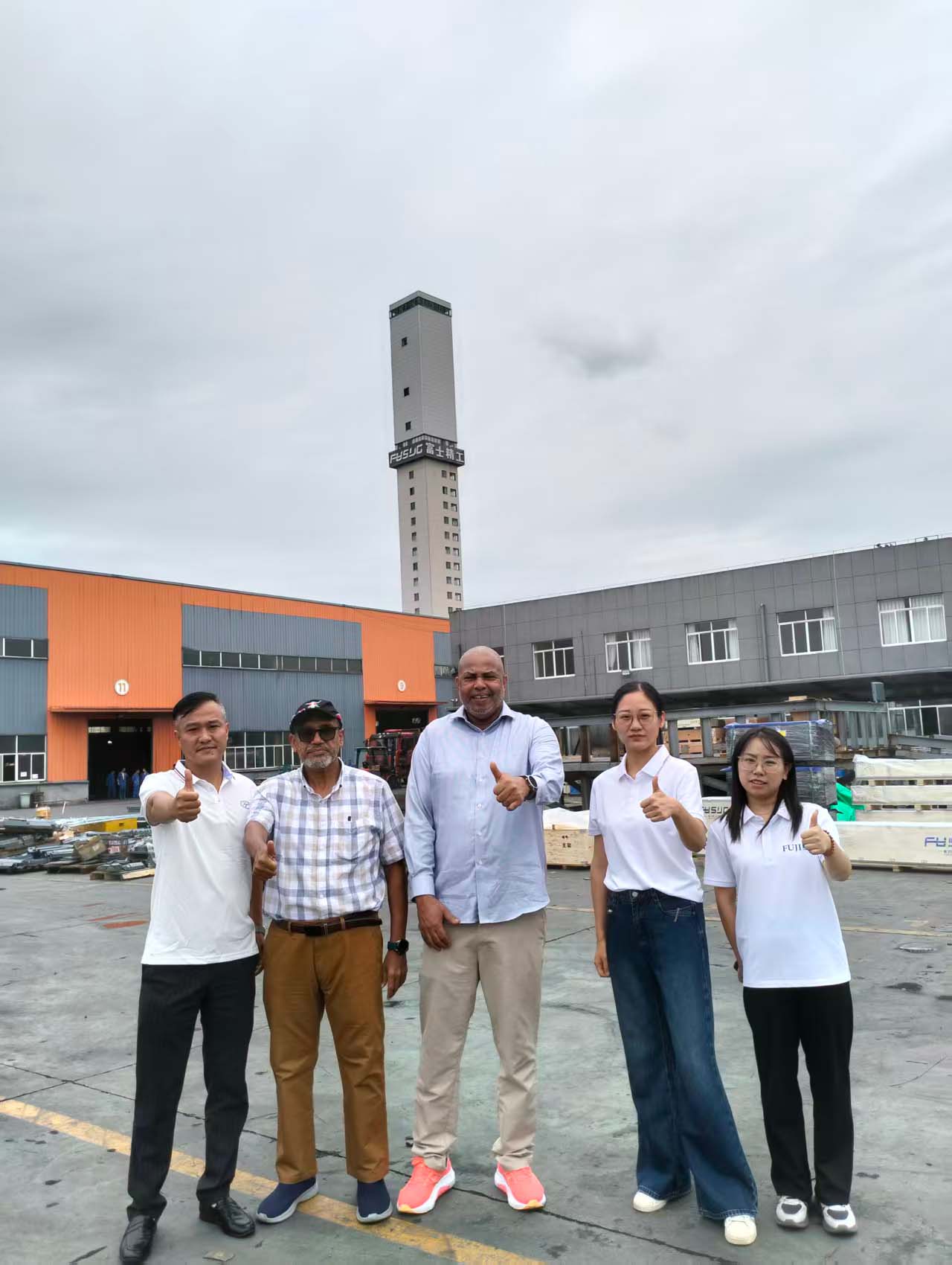 Visita de un cliente a FUJI Precision | Descubra la fábrica de ascensores líder en China
