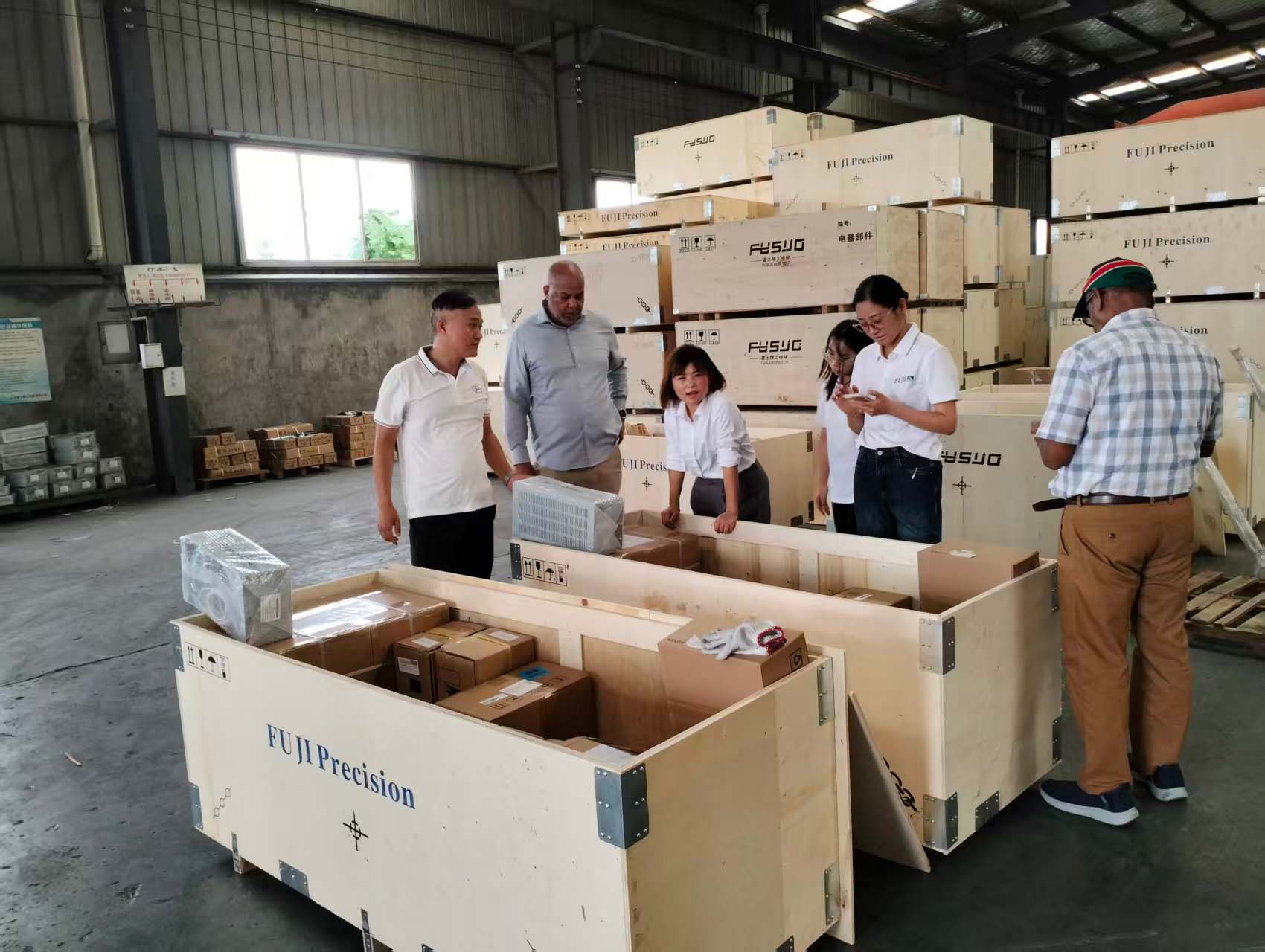 Visita de un cliente a FUJI Precision | Descubra la fábrica de ascensores líder en China