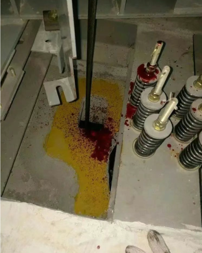 Está empezando a hacer frío y los cables del ascensor están cubiertos de aceite y mugre. El técnico de mantenimiento los está limpiando a toda velocidad; ¡tiene las manos destrozadas!